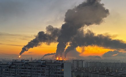 Kłęby dymu nad trafioną dronami rafinerią w dzielnicy Kapotnia
