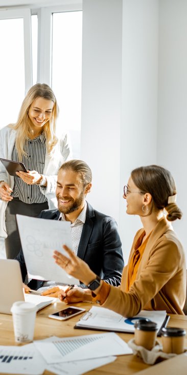 Milenialsi dorastali w świecie, w którym autorytety były mniej sztywne, a opinie innych, w tym influ