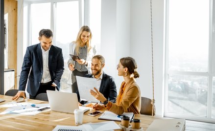 Milenialsi dorastali w świecie, w którym autorytety były mniej sztywne, a opinie innych, w tym influ