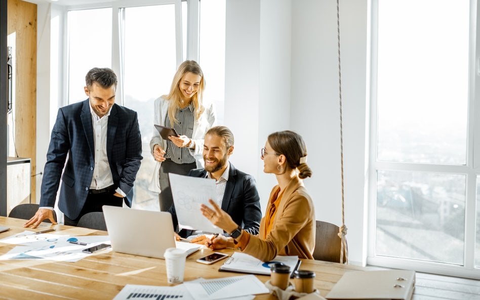 Milenialsi dorastali w świecie, w którym autorytety były mniej sztywne, a opinie innych, w tym influ