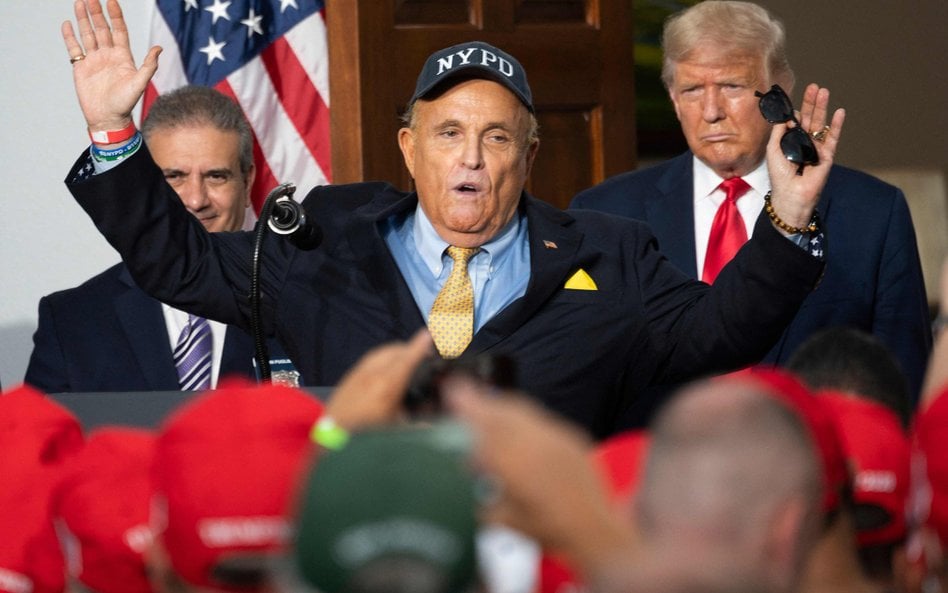 Rudy Giuliani w 2020 r. w najlepszych czasach współpracy z Donaldem Trumpem