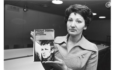 Konferencja prasowa na temat „Dzienników więziennych” Edwarda Kuzniecowa, na zdjęciu żona pisarza Sy
