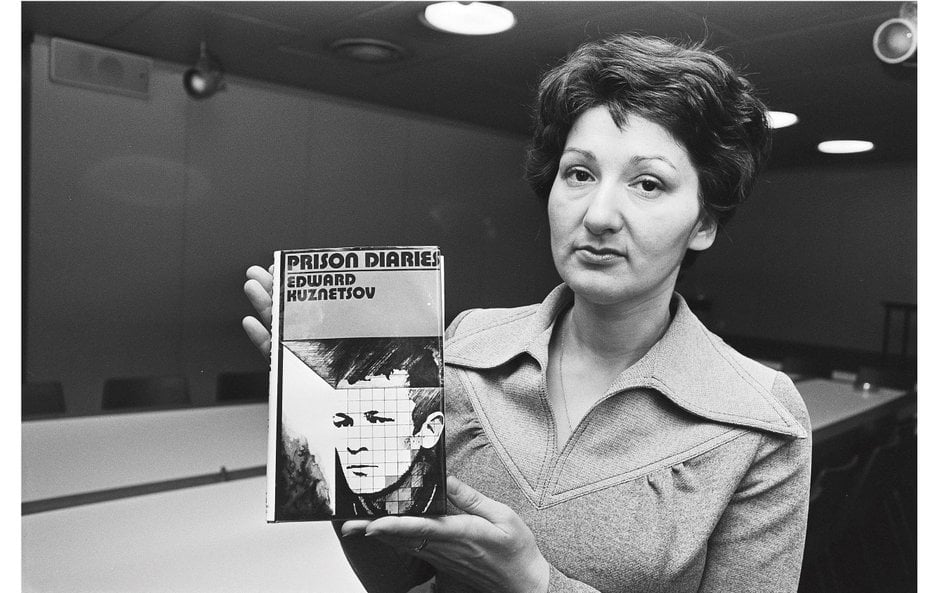 Konferencja prasowa na temat „Dzienników więziennych” Edwarda Kuzniecowa, na zdjęciu żona pisarza Sy