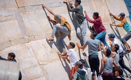 Emigranci z Maroka próbują dostać się do hiszpańskiej Ceuty