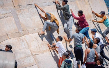 Emigranci z Maroka próbują dostać się do hiszpańskiej Ceuty