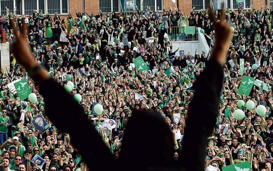 Na irańskich ulicach przed wyborami zaczęły się pojawiać tłumy demonstrujących, ubranych na zielono,