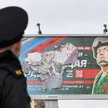 Rosyjski kadet przed plakatyem zachęcającym do wstąpienia do armii
