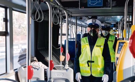 Policja karała m.in. za niezachowanie dwumetrowej odległości