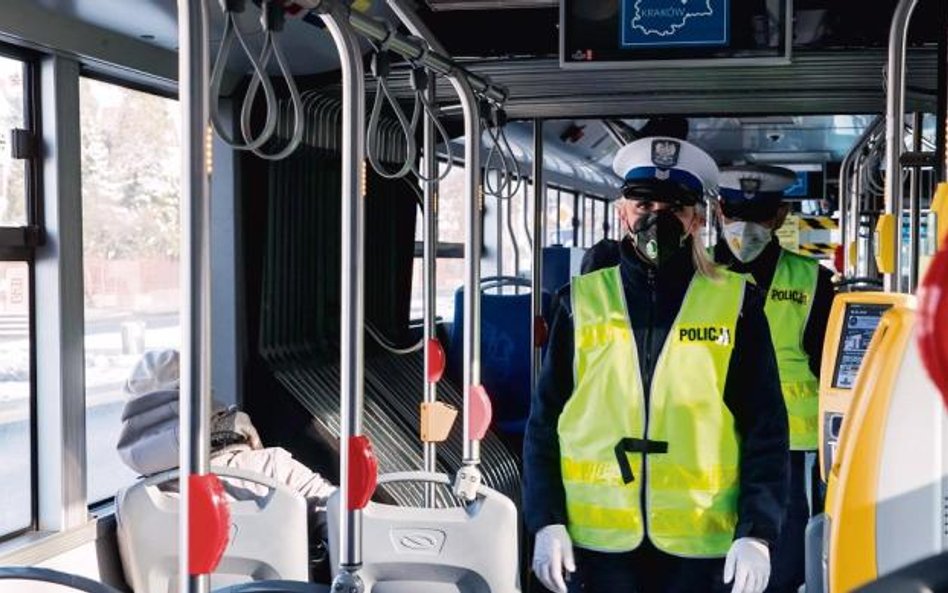 Policja karała m.in. za niezachowanie dwumetrowej odległości