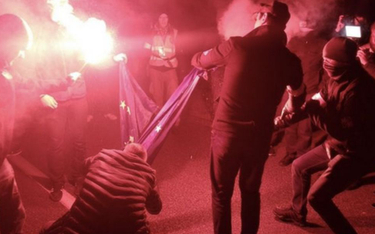 Policja: 5 tys. zł za wskazanie sprawców spalenia flagi UE