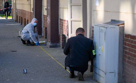 Policyjny eksperci w miejscu ataku nożownika na Łazarzu w Poznaniu, gdzie, jak relacjonowali świadko
