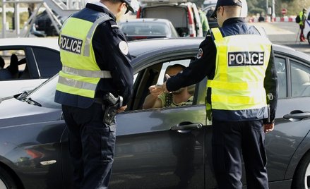 Paryż: Alarmy bombowe. Strach przed terrorem