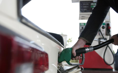 Ceny paliw mocno spadną. Zapłacimy mniej niż 5 zł za litr