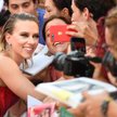 Scarlett Johansson i selfie z fanami przed pokazem w Wenecji filmu „The Marriage Story”