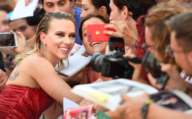 Scarlett Johansson i selfie z fanami przed pokazem w Wenecji filmu „The Marriage Story”
