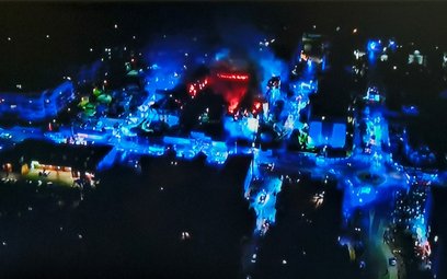 Widok spalonego poddasza w bloku pod oniec pożaru