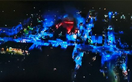 Widok spalonego poddasza w bloku pod oniec pożaru