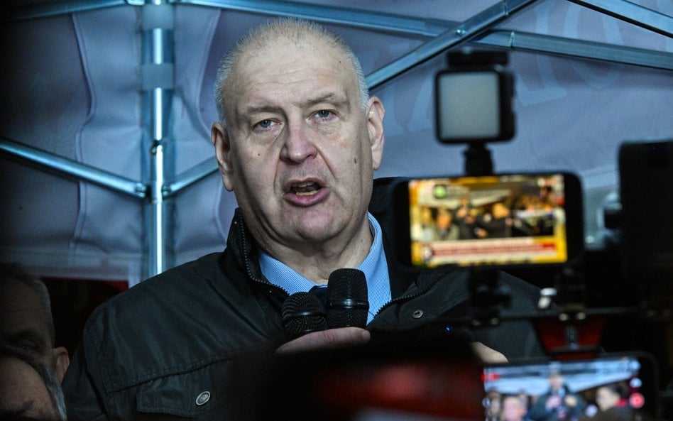 Prezes Trybunału Konstytucyjnego Bogdan Święczkowski przemawia przed budynkiem Trybunału Konstytucyj