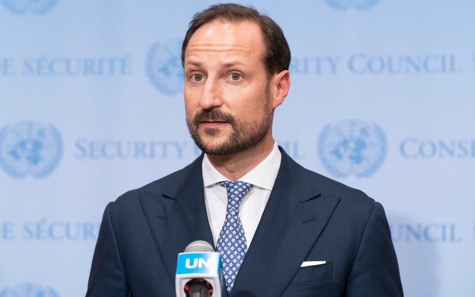 Haakon VIII objął norweski tron po śmierci swojego ojca, króla Haralda V