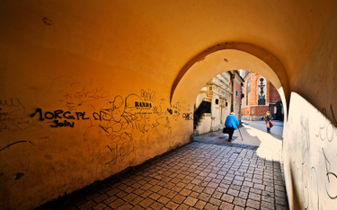 Kraków ma spory problem z pseudograffiti, a bohomazy są niesławną wizytówką wielu, często nawet zaby