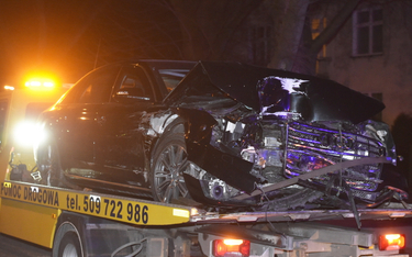 Rozbity samochód rządowy odwożony na lawecie, w nocy z 10 na 11 lutego