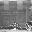 1947 rok, uroczystość odsłonięcia pomnika ku czci ofiar niemieckiego obozu przejściowego, do którego