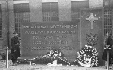 1947 rok, uroczystość odsłonięcia pomnika ku czci ofiar niemieckiego obozu przejściowego, do którego