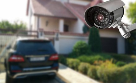 Kamera przed domem: kiedy można instalować i kto może oglądać nagrania