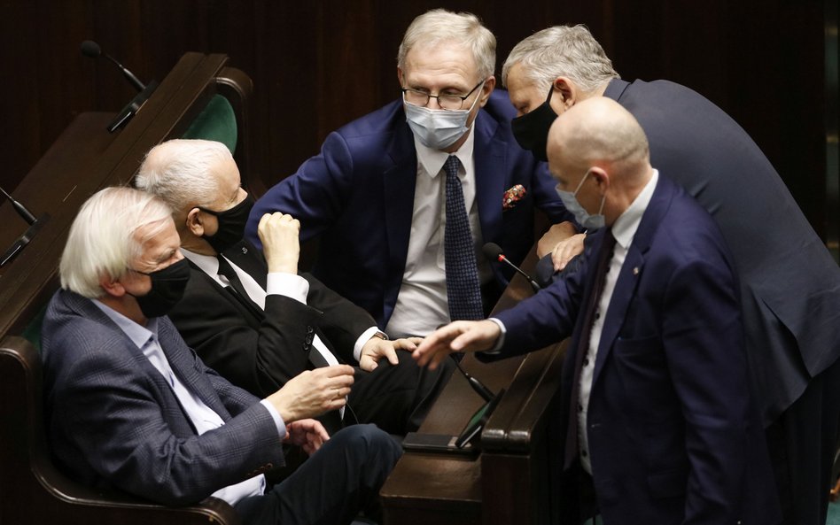 Sondaż partyjny. Niewielkie wzrosty, niewielkie spadki. Prowadzi PiS
