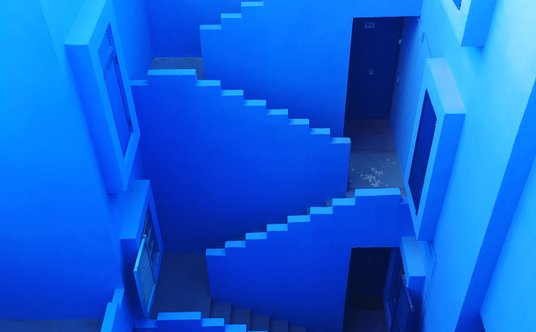 Kolory ścian w Muralla Roja pomagają zorientować się, w której części kompleksu jesteśmy.