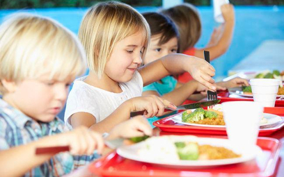 RPO: Każdy uczeń powinien dostać w szkole bezpłatny obiad