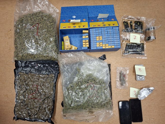 Oprócz  suszu roślinnego zabezpieczono pudełka z urządzeniami do waporyzacji oraz zawiniątko z białą