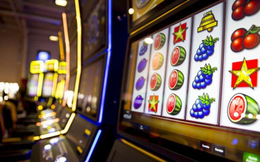 W Kłodawie dwóch właścicieli lokali z grami hazardowymi otworzyło lokale dla klientów. Zostali ukara