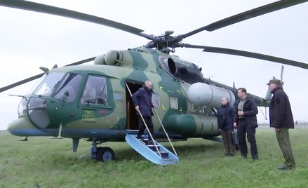 Kadr z nagrania, udostępnionego przez biuro prasowe Kremla, pokazujący rzekomego Putina wysiadająceg