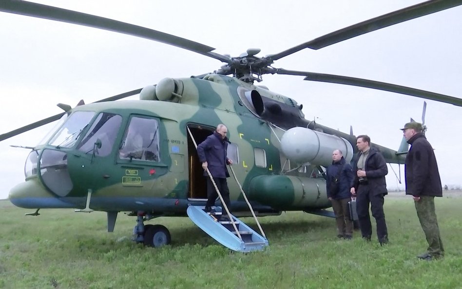 Kadr z nagrania, udostępnionego przez biuro prasowe Kremla, pokazujący rzekomego Putina wysiadająceg