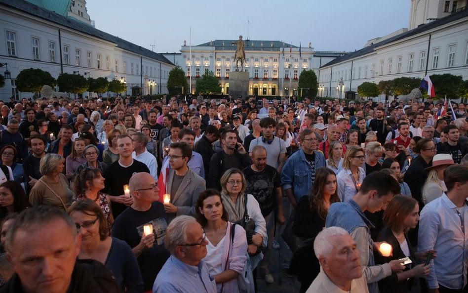 "Chcemy weta!" Manifestacja przed Pałacem Prezydenckim