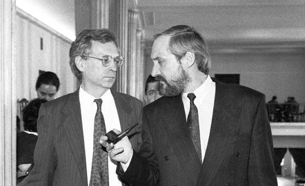 Jacek Kurczewski, wicemarszałek Sejmu, i Antoni Macierewicz, minister spraw wewnętrznych, po przekaz