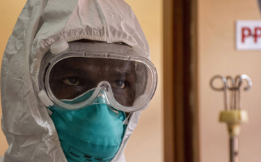 Pracownik ugandyjskiej ochrony zdrowia w odzieży ochronnej