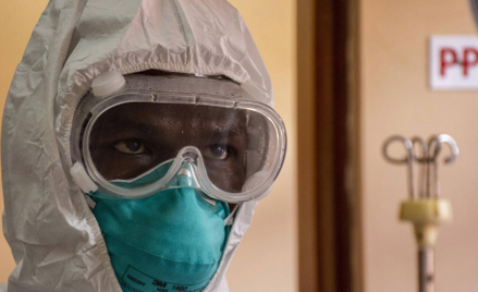 Pracownik ugandyjskiej ochrony zdrowia w odzieży ochronnej