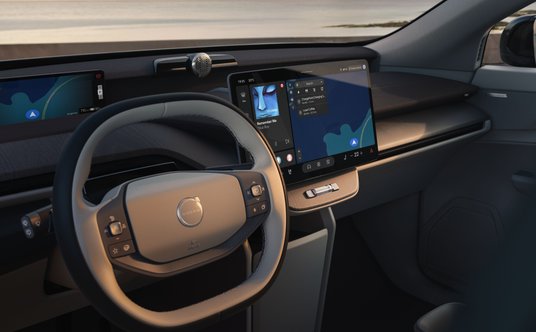 Volvo EX60 -  nowością jest integracja technologii Gemini.