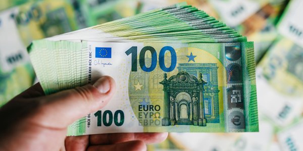 „Niezatapialny” fałszerz kierował produkcją falsyfikatów. Chciał wypuścić 360 mln euro