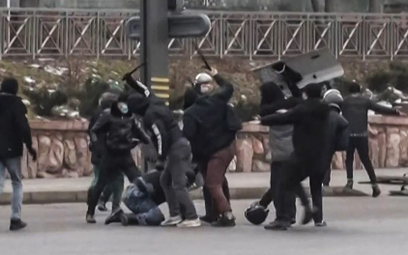 W wielu miastach służby brutalnie rozprawiły się z demonstrującymi. Na zdjęciu: pałowanie w Ałma-Aci