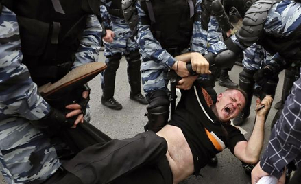 Moskiewska policja rozdzieliła demonstrantów na kilka grup i rozpoczęła aresztowania