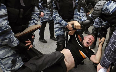 Moskiewska policja rozdzieliła demonstrantów na kilka grup i rozpoczęła aresztowania