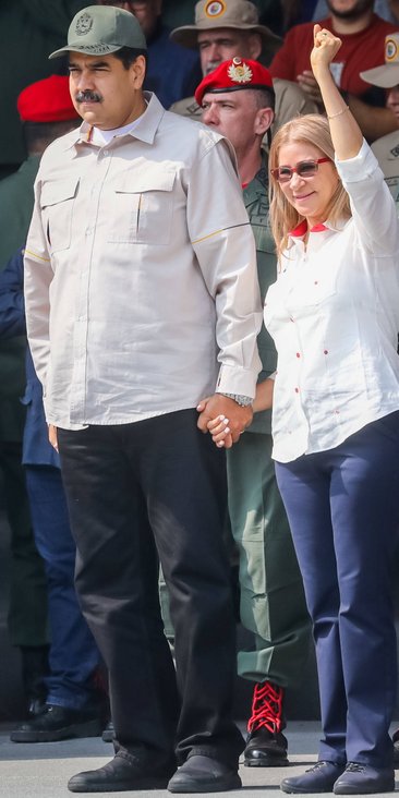 W nocy z trzeciego na czwartego stycznia został wraz z żoną Cilią Flores przetransportowany do Noweg