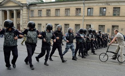 W wyborczą niedzielę w Petersburgu policja stłumiła protesty przeciwko reformie emerytalnej