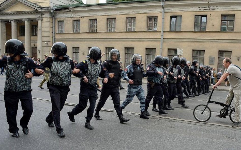 W wyborczą niedzielę w Petersburgu policja stłumiła protesty przeciwko reformie emerytalnej