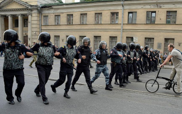 W wyborczą niedzielę w Petersburgu policja stłumiła protesty przeciwko reformie emerytalnej