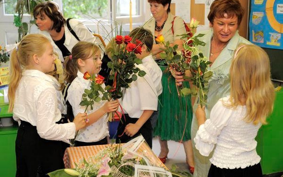 Przejęcie szkoły pozbawia nagrody jubileuszowej