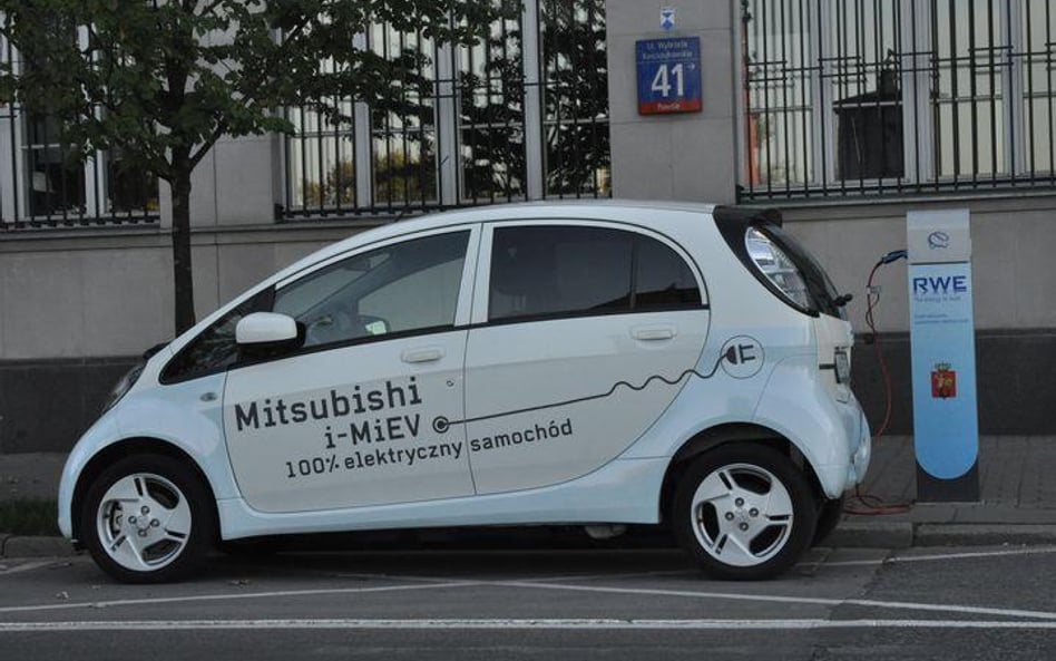 Elektryczne mitsubishi ma napęd na tylne koła, bagażnik ma pojemność 227 l